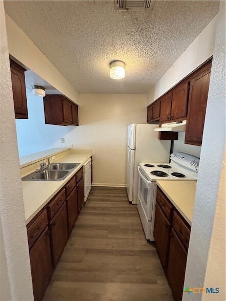 Building Photo - 203 Versailles St