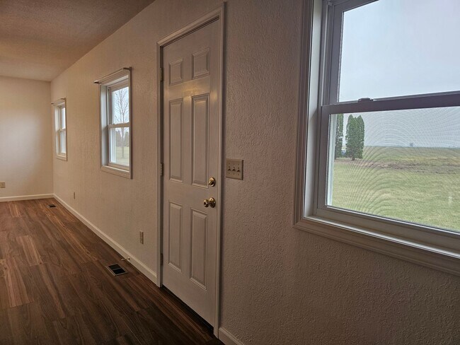 Building Photo - Quiet Country Living