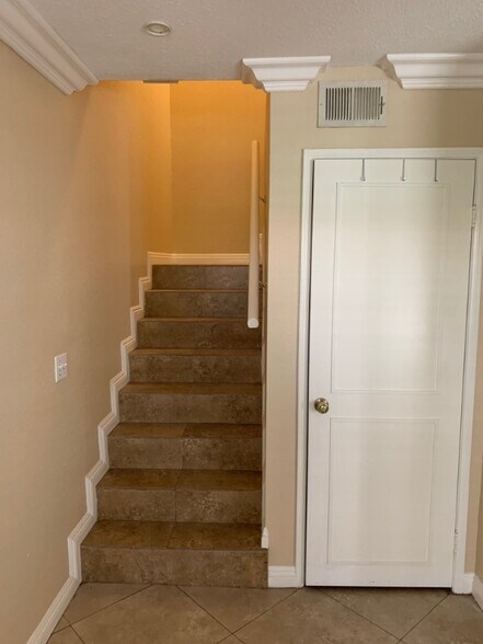 Building Photo - 8167 Vineyard Ave