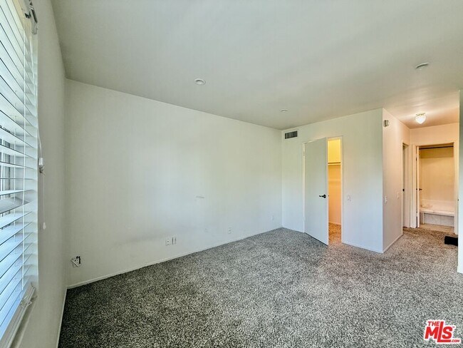 Building Photo - 5460 White Oak Ave