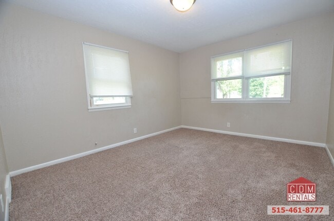 Building Photo - Cute Move-in Ready Duplex!