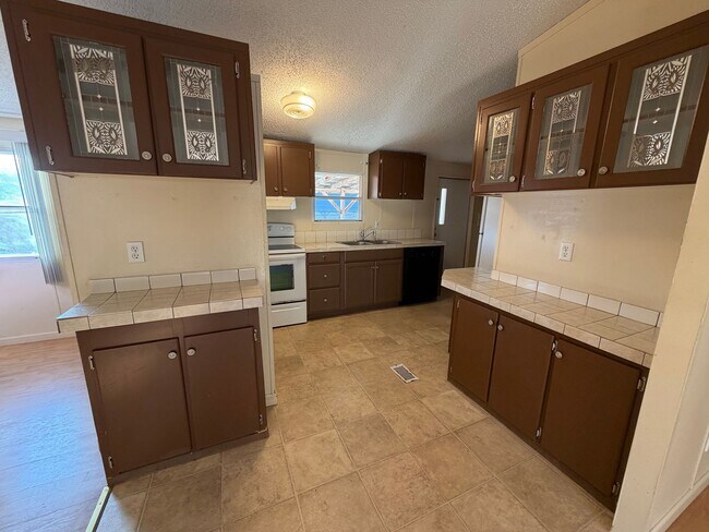 Building Photo - AVAILABLE NOW!