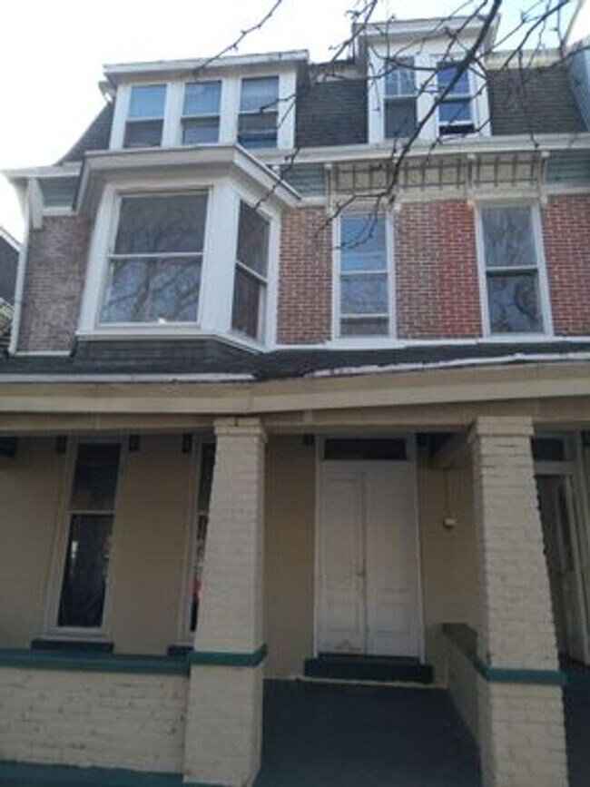 Building Photo - 1046 Walnut St