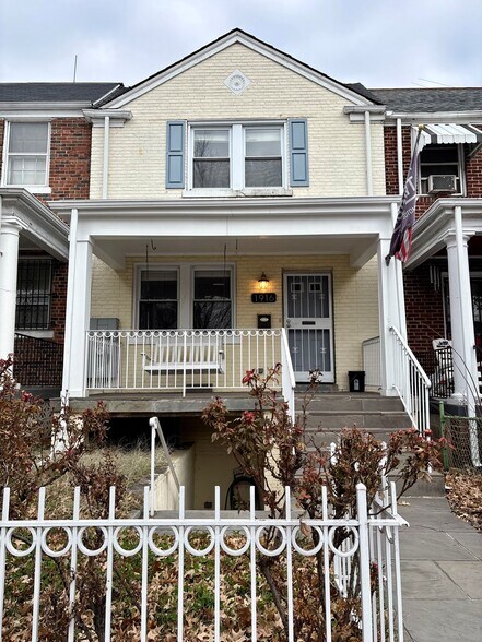Front - 1916 C St NE