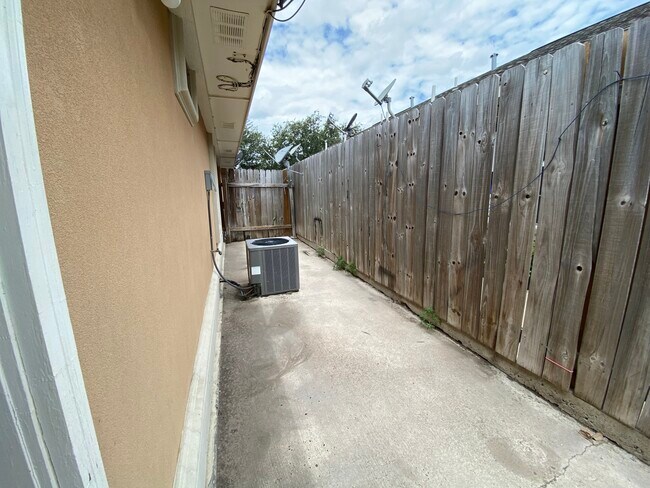 Building Photo - 3022 Carson St