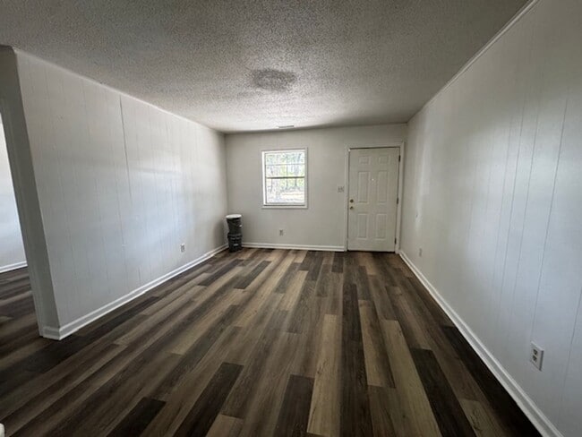 Building Photo - *FREE 1ST MONTHS RENT IF LEASE SIGNED IN FEBRUARY!!* 1 Bed 1 Bath Apartment with Water and Trash ...