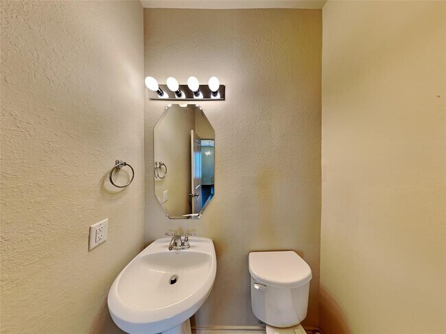 Building Photo - 33217 Wedgewood Dr