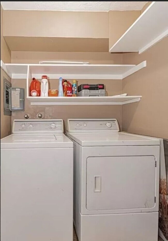 Building Photo - Super Cute 2 Bed/1 Bath Apartment on Main Street in Rexburg!