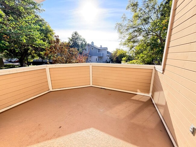 Building Photo - 3 Bed / 3 Bath Townhome in Scripps Ranch