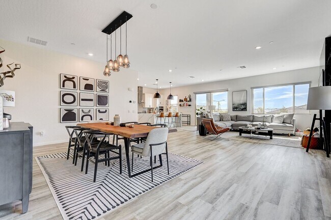 Building Photo - Stunning Fully Furnished 5-Bedroom Home in...