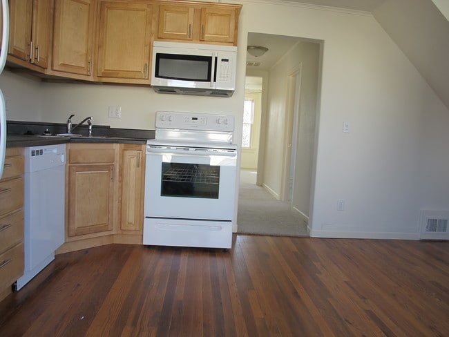 Building Photo - 115 16th Ave SW