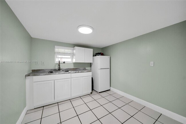 Building Photo - 875 E 29th St