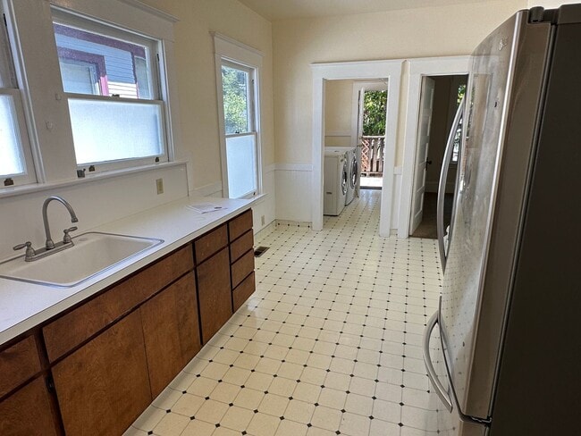 Building Photo - Great Home Located in the Pill Hill Neighborhood