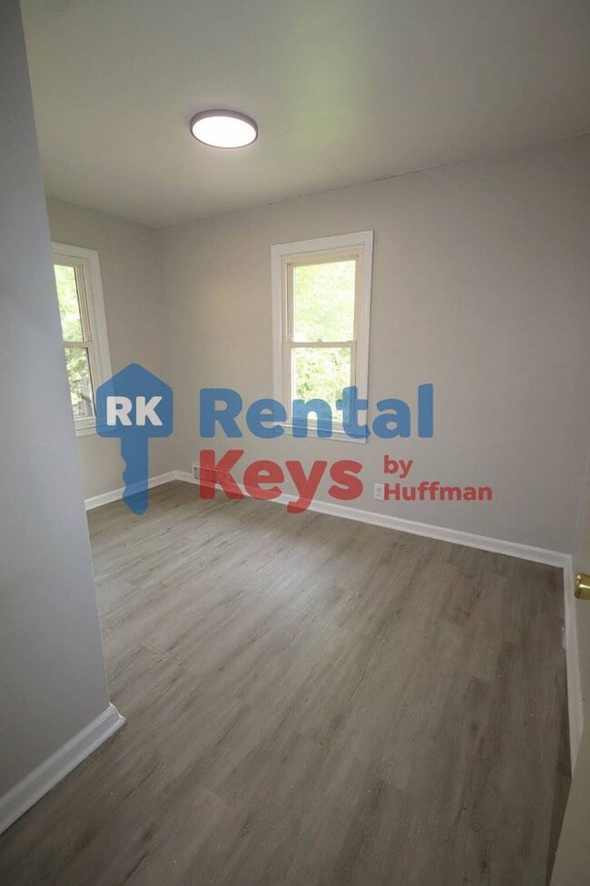 Building Photo - Two Bedroom House | Move in Ready