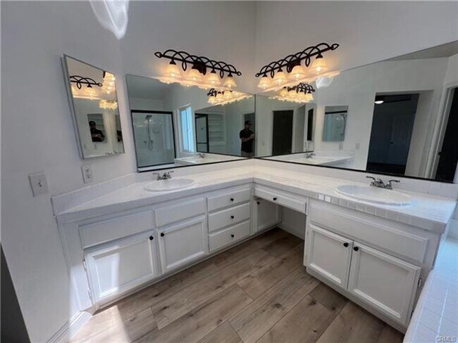 Building Photo - Beautifully Maintained Home