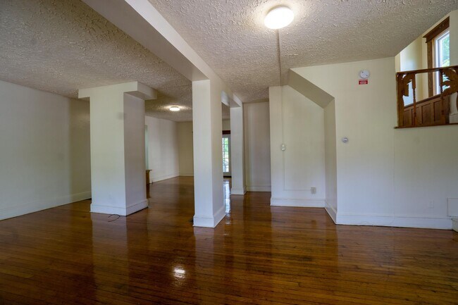 Building Photo - 960 Lancaster Ave
