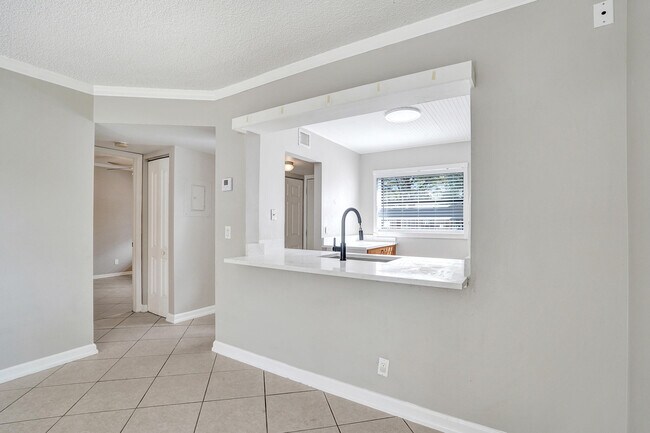 Building Photo - 10585 Royal Palm Blvd