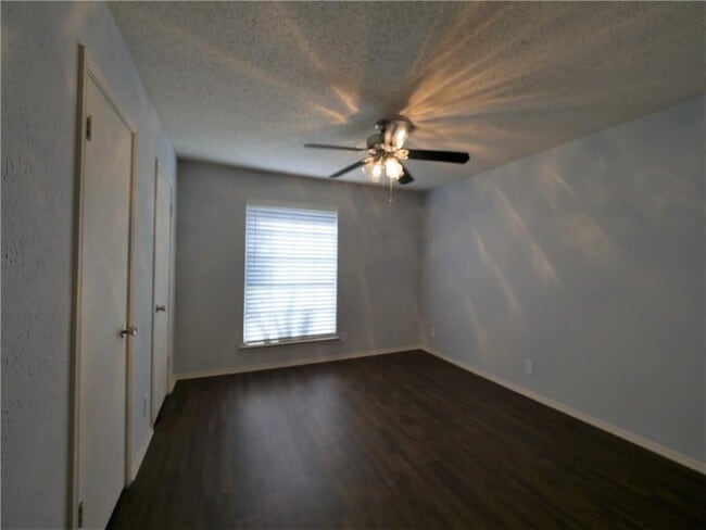 Building Photo - 800 Live Oak Dr