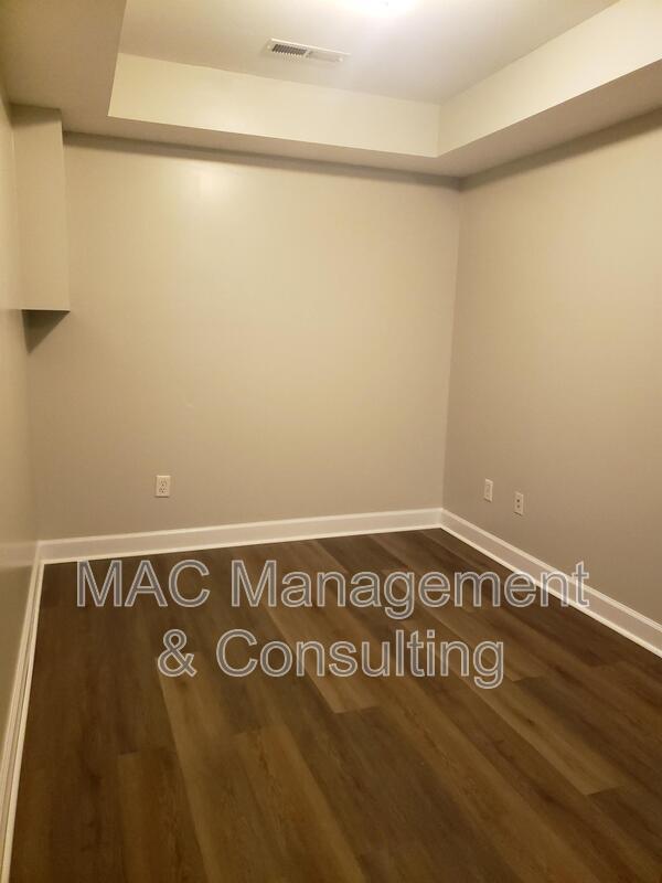 Building Photo - 1028 Nottingham Dr