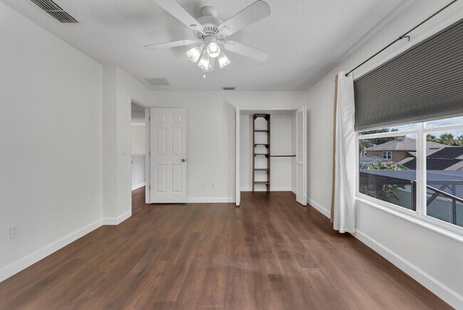 Building Photo - Spacious 6-bedroom, 3-bathroom and pool Tu...