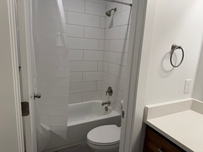 Building Photo - 3 Bedroom 2 Bathroom -Basement Apartment-Saddlebrook Dr. Santaquin