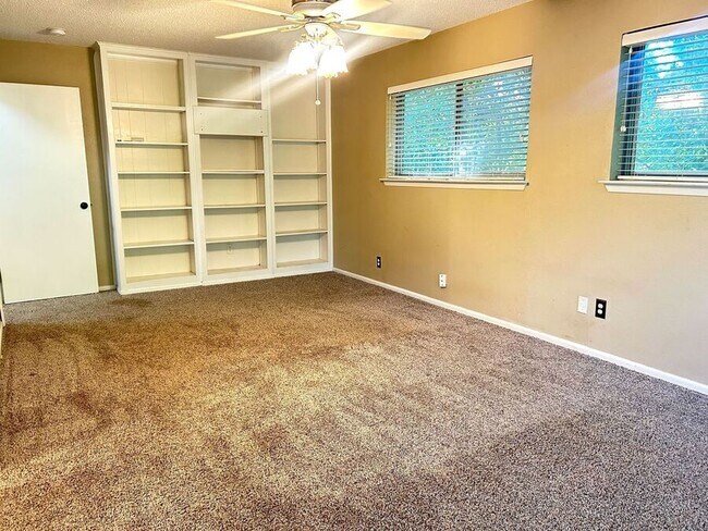 Building Photo - 613 W Redbud Dr