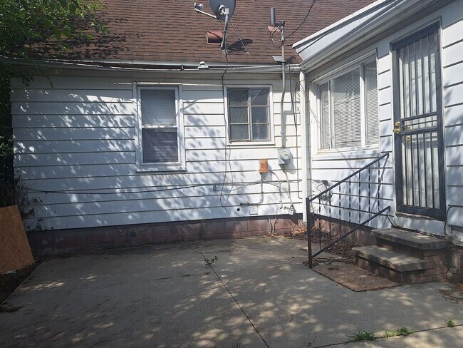 Building Photo - Come see your new home!