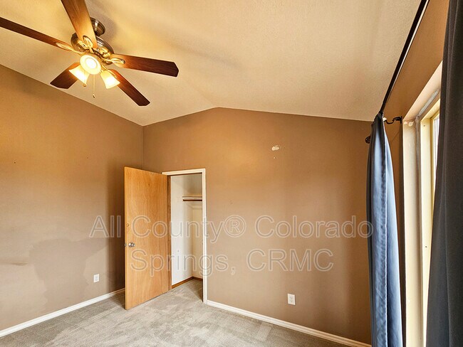 Building Photo - 2615 Helmsdale Dr