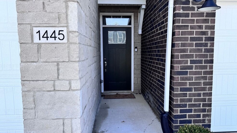 Building Photo - 1445 Superior Dr