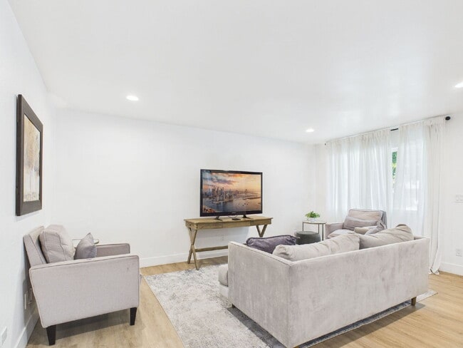 Building Photo - Fully furnished with a pool - MOVE IN SPECIAL $500 OFF