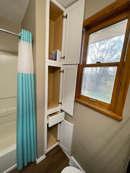 Upstairs bathroom - 8451 Pleasantwood Ave NW