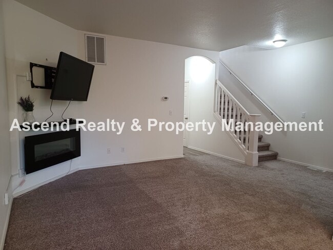 Building Photo - 3 Bed Townhome 1 Car Garage Backs to Greenspace Close to Parks, Intel, Nike, Columbia Sportswear