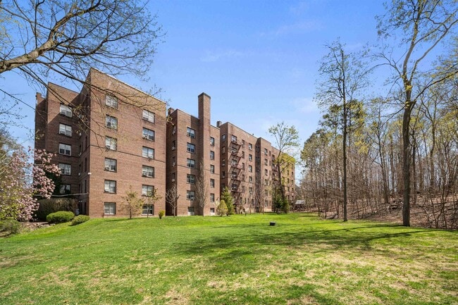 Building Photo - 100 E Palisade Ave