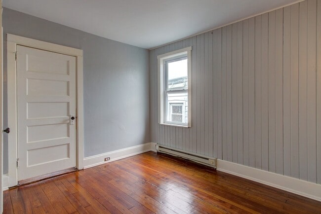 Building Photo - 593 N Plum St