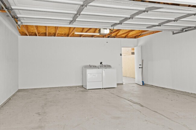 Building Photo - 424 Tava Ln