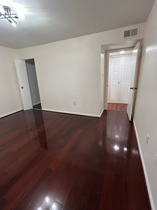 Building Photo - 14 Canterbury Sq