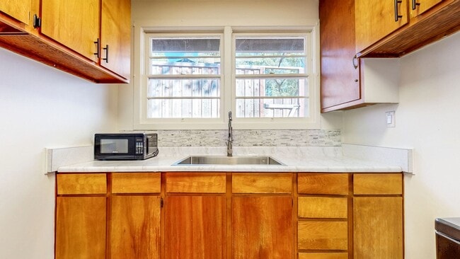 Building Photo - Cozy and Spacious 1 Bedroom 1 Bathroom Cottage! Landscaping and Garbage Included!