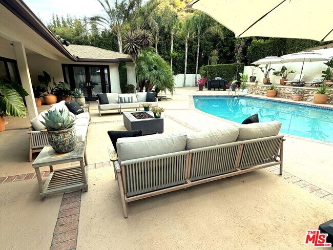 Building Photo - 1727 San Ysidro Dr