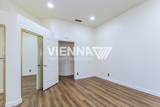 Building Photo - 1418 Lorimer Way