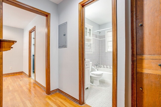 Building Photo - Historic 2 bed, 1 bath Apartment in Covete...