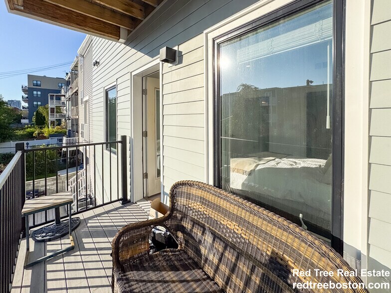 Building Photo - 231 Maverick St