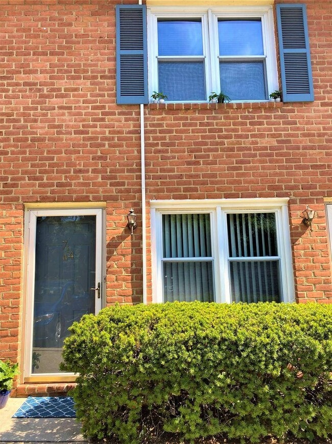 Building Photo - 714 Rosedale St