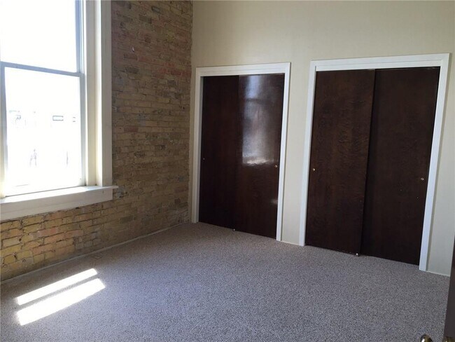 Building Photo - 1009 Main St