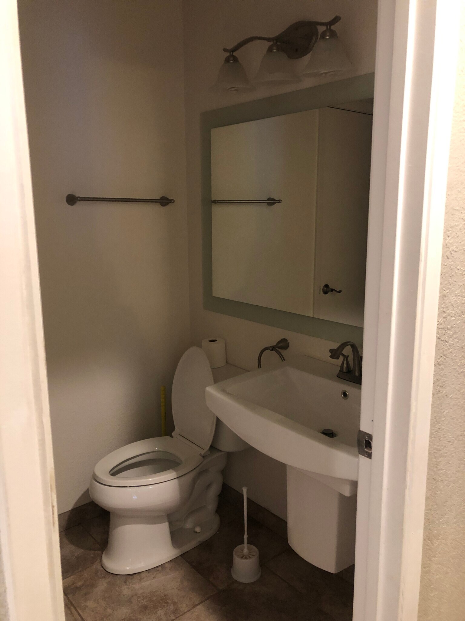 Hall bathroom - 131 Cavan Ct