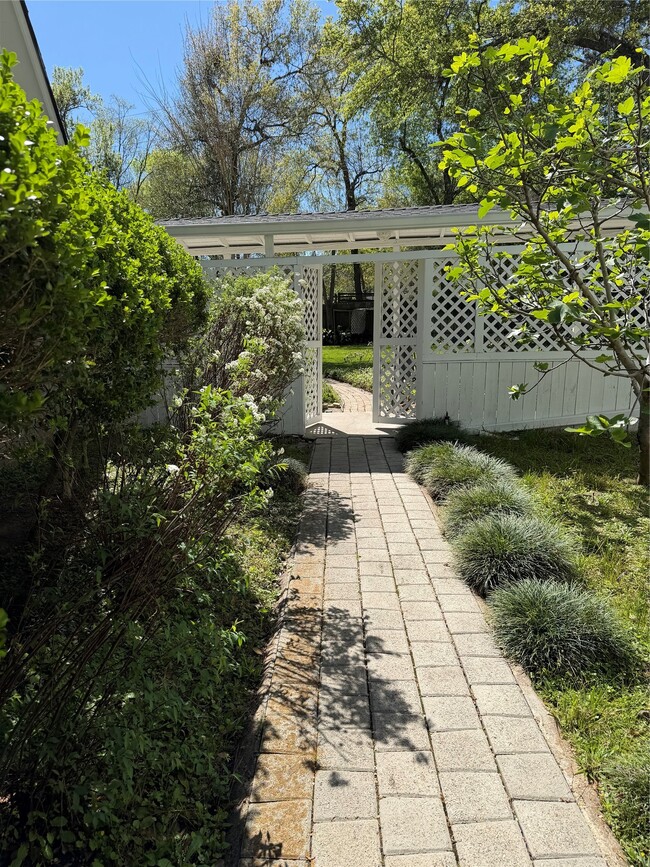 Building Photo - 6519 Allentown Dr