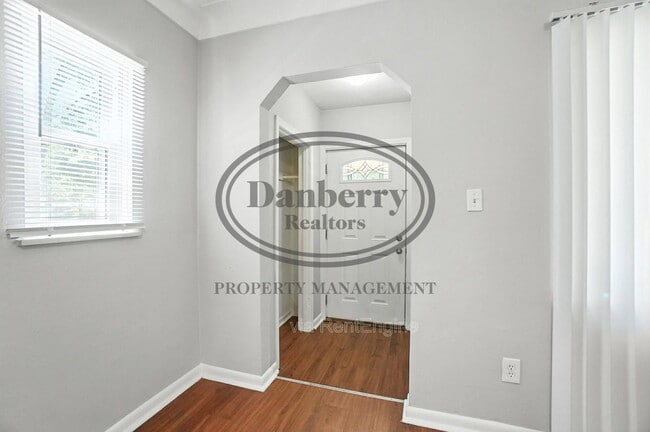 Building Photo - 822 Searles Rd