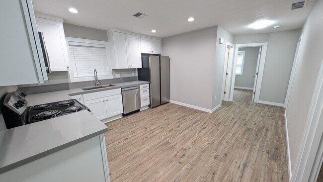 Building Photo - 3 bedroom 1 bath single level home