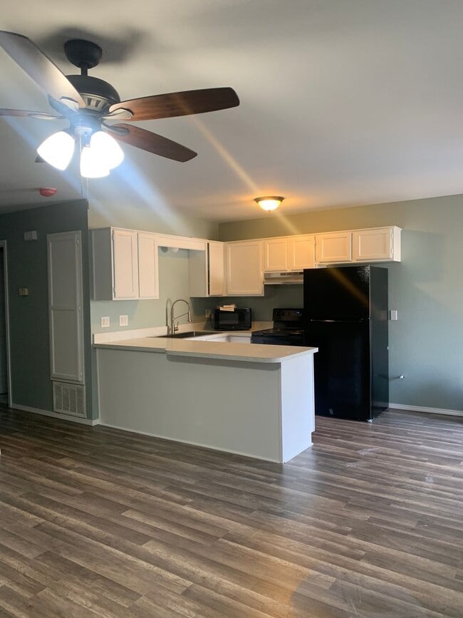 Building Photo - 205 W Parks St