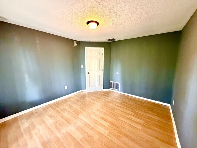 Building Photo - 2203 Silver Pines Pl