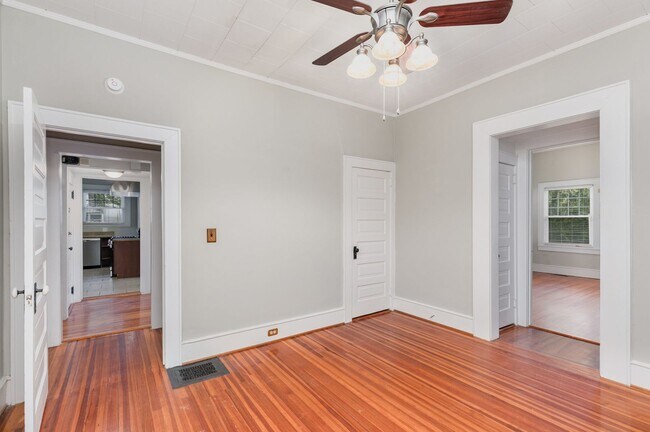 Building Photo - **Price Reduced with HOLIDAY MOVE-IN SPECIAL! $500 off 1st full month's rent with lease signed by...